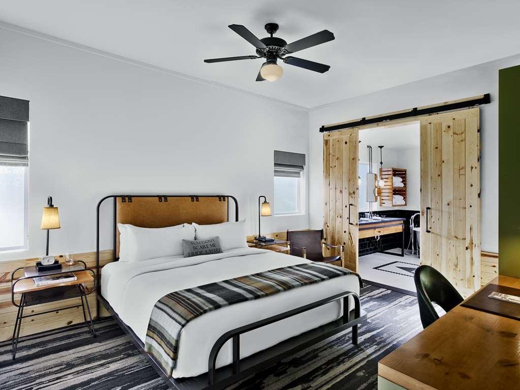 Cavalry Court, By Valencia Hotel Collection College Station Oda fotoğraf